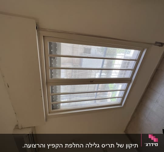 חלון עם תריסים פנימיים לבנים